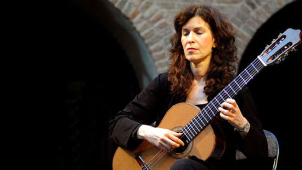 Photo de Sharon Isbin jouant de la guitare